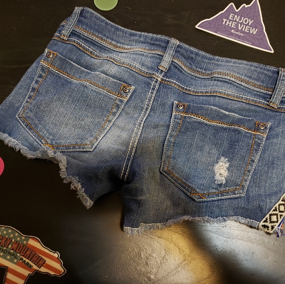 🔴 SOLD Mudd size 3 designed shorts 😍 - Picture 2 of 3